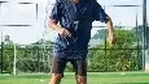 叹惋！昔日国足双星梦断海外，中超沦为平庸之辈，邵佳一力寻新锐之星再燃希望